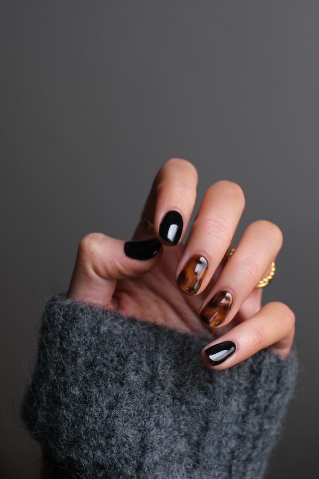 Elegance in Minimalism: Black Short Nails