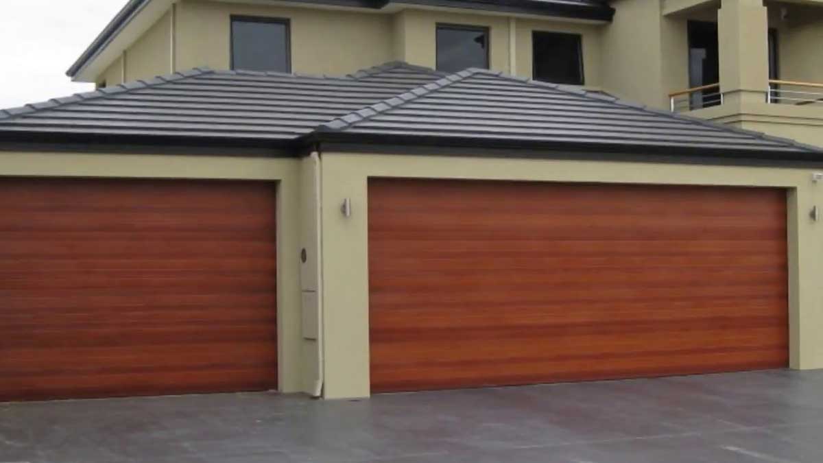 Residential roll up garage doors